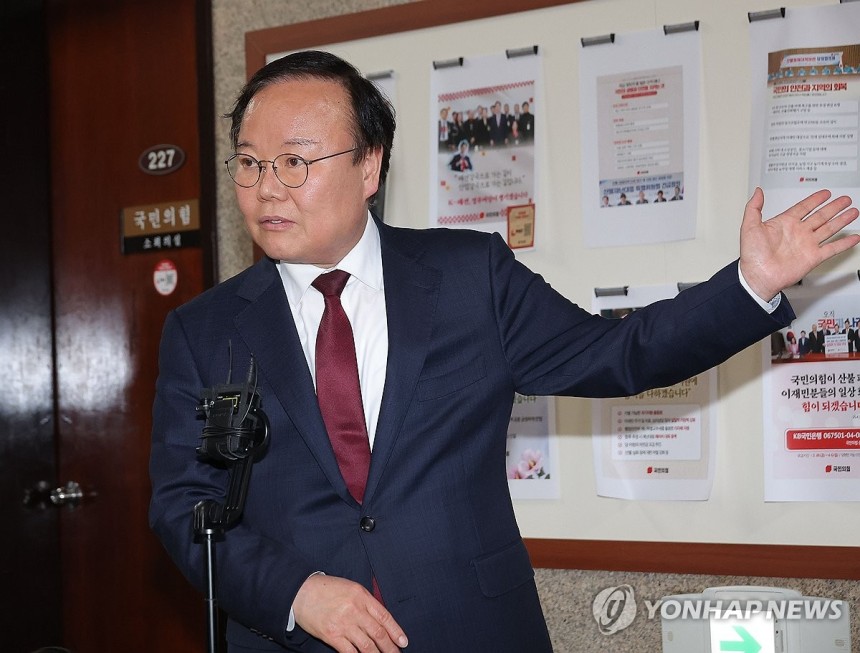 김문수 측, '한덕수 1%도 양보 없다'
(서울=연합뉴스) 류영석 기자 = 국민의힘 김문수 대선 후보측의 김재원 비서실장이 10일 국회에서 재개된 국민의힘 김문수 대선 후보와 한덕수 후보 간의 단일화 협상이 결렬된 