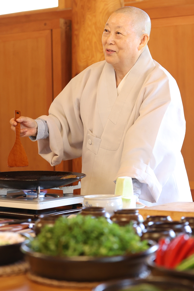 사찰음식 만드는 계호스님 (서울=연합뉴스) 강민지 기자 = 진관사 회주 계호스님이 4월 23일 서울 은평구 진관사에서 사찰음식을 만들고 있다.2025.5.11 