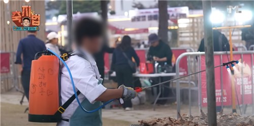 지역 축제에서 농약 분무기에 사과주스를 담아 살포하는 더본코리아 직원
[디시인사이드 캡처. 재판매 및 DB 금지]
