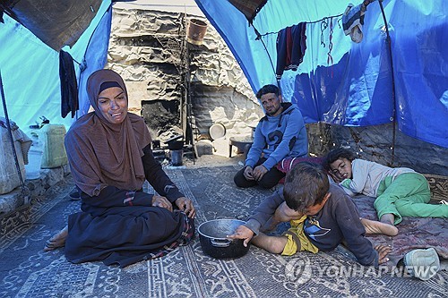 음식을 구하지 못해 좌절한 가자지구의 부모들 (가자지구 칸유니스 AP=연합뉴스) 2025년 5월 9일 가족이 먹을 음식을 구하기 위해 가자지구 남부 칸유니스의 한 급식소에 갔으나 빈손으로 돌아온 주부 와르드 나르(왼