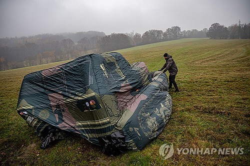 체코에서 시연된 M270 다연장로켓포(MLRS) 디코이 (체코 데킨 EPA=연합뉴스) 2024년 11월 11일 체코 데킨에서 방위산업체 인플라테크에 의해 시연된 M270 다연장로켓포(MLRS) 디코이.(EPA/MA