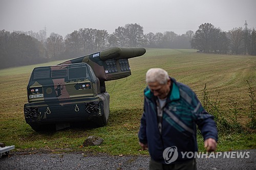 M270 다연장로켓포(MLRS) 디코이 (체코 데킨 EPA=연합뉴스) 2024년 11월 11일 체코 데킨에서 방위산업체 인플라테크에 의해 시연된 M270 다연장로켓포(MLRS) 디코이.(EPA/MARTIN DIVI