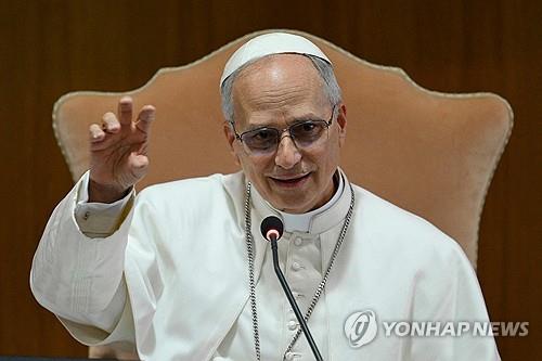 레오 14세 교황
 (바티칸 AFP=연합뉴스) 레오 14세 교황이 10일(현지시간) 바티칸 시노드홀에서 추기경들에게 연설하고 있다. 2025.05.10 photo@yna.co.kr [바티칸 미디어 제공. 재판매 및 