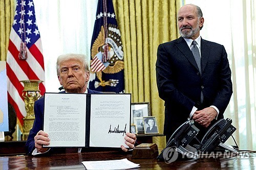 도널드 트럼프 미국 대통령(왼쪽)과 하워드 러트닉 미국 상무장관 [로이터 연합뉴스 자료사진.재판매 및 DB 금지]