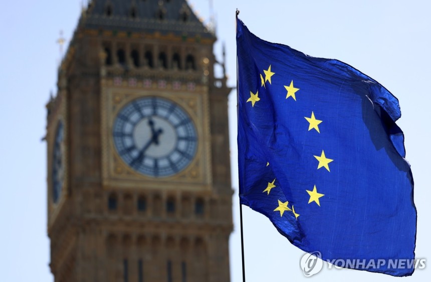영국 의회 앞 유럽 통합 시위대가 든 EU 깃발 [EPA 연합뉴스 자료사진.DB 및 재판매 금지]