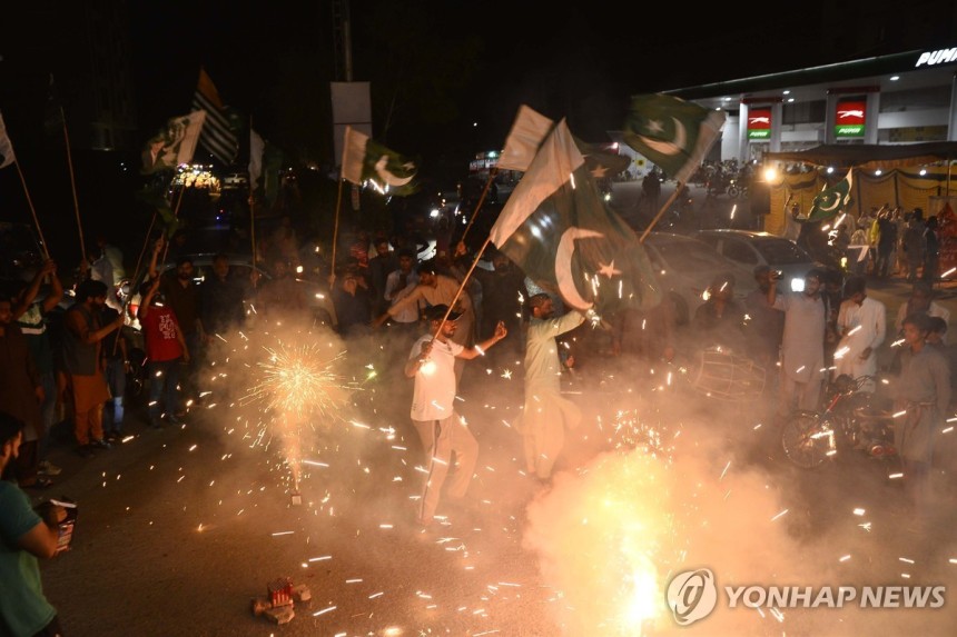 휴전 소식에 기뻐하는 파키스탄 시민들 10일 파키스탄 하이데라바드에서 인도와 파키스탄 간 휴전 협정 발표가 나오자 시민들이 폭죽을 터트리며 기뻐하고 있다.[EPA 연합뉴스 자료사진.재판매 및 DB 금지]
