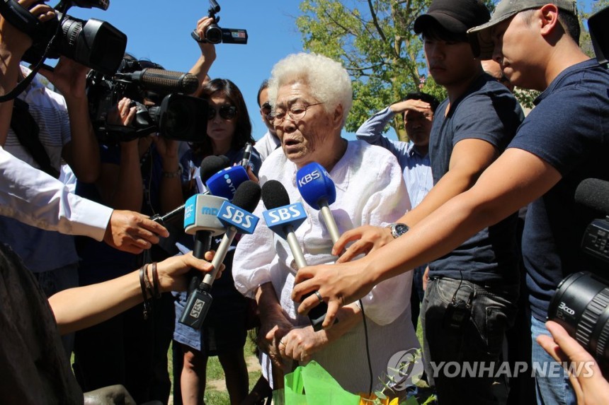 군위안부 피해 할머니 2명 '글렌데일 소녀상' 방문 (로스앤젤레스=연합뉴스) 일본군 위안부 참상을 증언하기 위해 미국을 방문 중인 이옥선·강일출 할머니가 2014년 7월 24일(현지시간) 캘리포니아주 글렌데일시 시