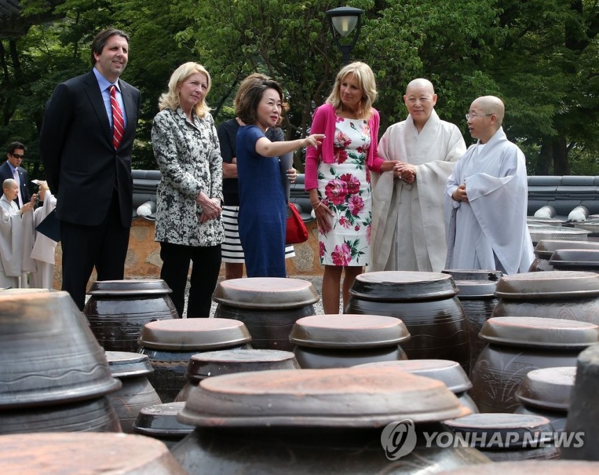 진관사 찾아온 질 바이든 여사 2015년 7월 18일 조 바이든 당시 미국 부통령 부인 질 바이든(오른쪽에서 세 번째) 여사가 진관사를 방문해 계호스님,법해스님과 장독대를 살펴보고 있다.[연합뉴스 자료사진]