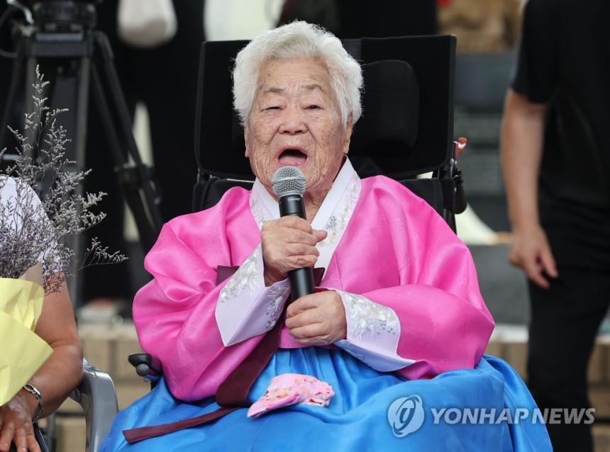 인사말 하는 이옥선 할머니 (경기광주=연합뉴스) 2023년 8월 12일 경기도 광주 나눔의집에서 열린 2023 일본군 '위안부' 피해자 기림의날 기념식에서 이옥선 할머니(부산 출생)가 참석해 발언하고 있다.2023
