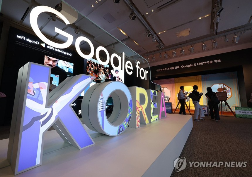 '구글 포 코리아' 전시 둘러보는 관람객들 (서울=연합뉴스) 김성민 기자 = 구글코리아가 21일 오후 서울 중구 신라호텔에서 연 '구글 포 코리아' 행사에서 관람객들이 사전 전시를 둘러보고 있다.2023.9.21 
