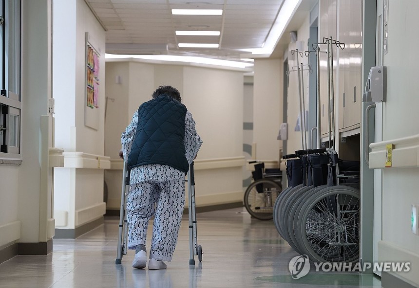 중증 치매환자 전담병원,서울 서북병원서 개원 (서울=연합뉴스) 류영석 기자 = 4일 서울 지역 첫 치매안심병원으로 지정된 은평구 서북병원에서 한 어르신이 재활운동을 하고 있다.2024.4.4 ondol@yna.c