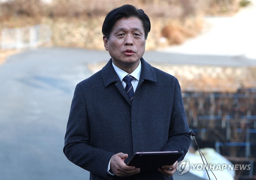 조승래 수석대변인 브리핑
(양산=연합뉴스) 김동민 기자 = 더불어민주당 조승래 수석대변인이 30일 오후 경남 양산시 하북면 평산마을에서 이재명 대표의 문재인 전 대통령 예방 결과를 브리핑하고 있다. 2025.1.30