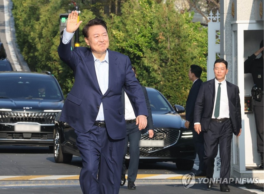 손 흔들며 관저 나서는 윤 전 대통령
(서울=연합뉴스) 임화영 기자 = 윤석열 전 대통령이 11일 서울 용산구 한남동 관저에서 나와 서초동 사저로 향하기 전 지지자들을 향해 손을 흔들며 걸어 나오고 있다. 2025.