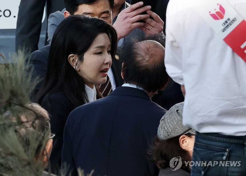 서초동 사저 도착한 김건희 여사
(서울=연합뉴스) 김성민 기자 = 윤석열 전 대통령의 부인 김건희 여사가 11일 서울 서초구 아크로비스타 사저 앞에 도착해 지지자 및 주민들과 인사하고 있다. 2025.4.11 [공동
