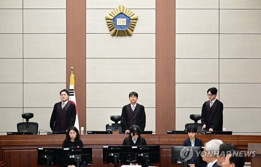 입장하는 지귀연 부장판사
(서울=연합뉴스) 지귀연 부장판사(가운데)가 21일 서울 서초구 서울중앙지법에서 열린 윤석열 전 대통령 내란 우두머리 혐의 형사재판 2차 공판에 입장하고 있다. 2025.4.21 [사진공동취
