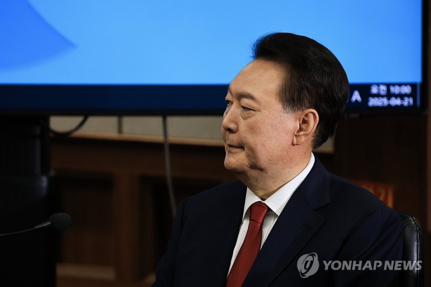 내란혐의 2차 공판 출석한 윤 전 대통령
(서울=연합뉴스) 윤석열 전 대통령이 21일 서울 서초구 서울중앙지법에서 열린 내란 우두머리 혐의 형사재판 2차 공판에 출석해 있다. 2025.4.21 [사진공동취재단] ph