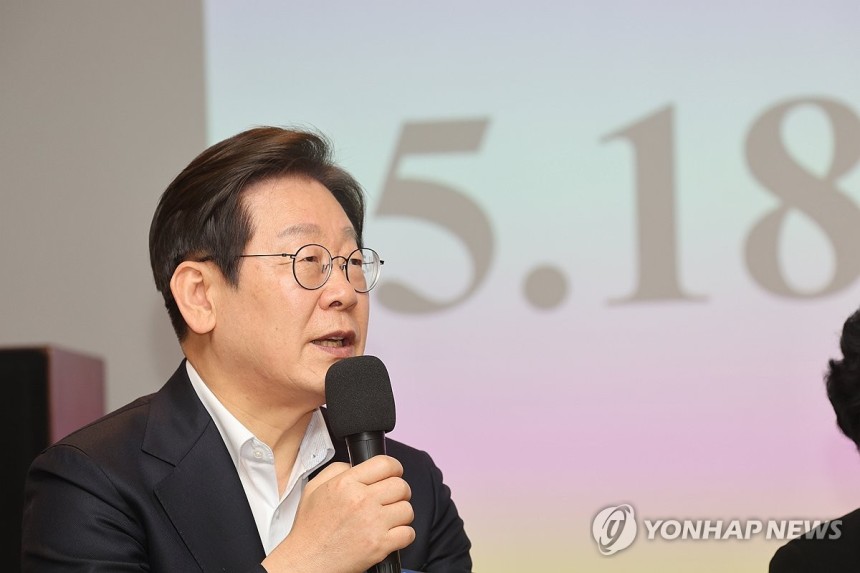 간담회에서 발언하는 이재명 후보 (광주=연합뉴스) 정다움 기자 = 24일 오후 광주 동구 전일빌딩 245에서 더불어민주당 이재명 대선 경선 후보가 '대한민국 민주화를 이끈 시민들'을 주제로 열린 간담회에서 발언하고 