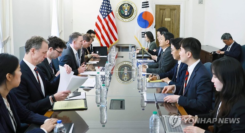 안덕근 장관과 미국 무역대표부 대표 면담 (서울=연합뉴스) 안덕근 산업통상자원부 장관이 지난달 24일(현지시간) 미국 워싱턴DC 무역대표부(USTR) 회의실에서 제이미슨 그리어 미국 무역대표부 대표와 면담하고 있다.