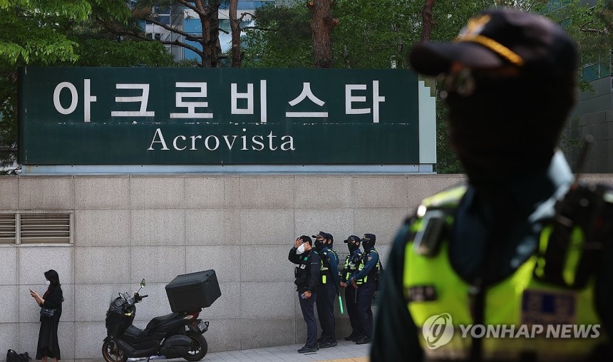 검찰, 건진법사 의혹 '윤 전 대통령 부부 사저' 아크로비스타 압수수색
(서울=연합뉴스) 김도훈 기자 = 윤석열 전 대통령 부부와 건진법사 전성배씨 사이의 각종 의혹을 수사 중인 검찰이 윤 전 대통령의 사저에 대해 