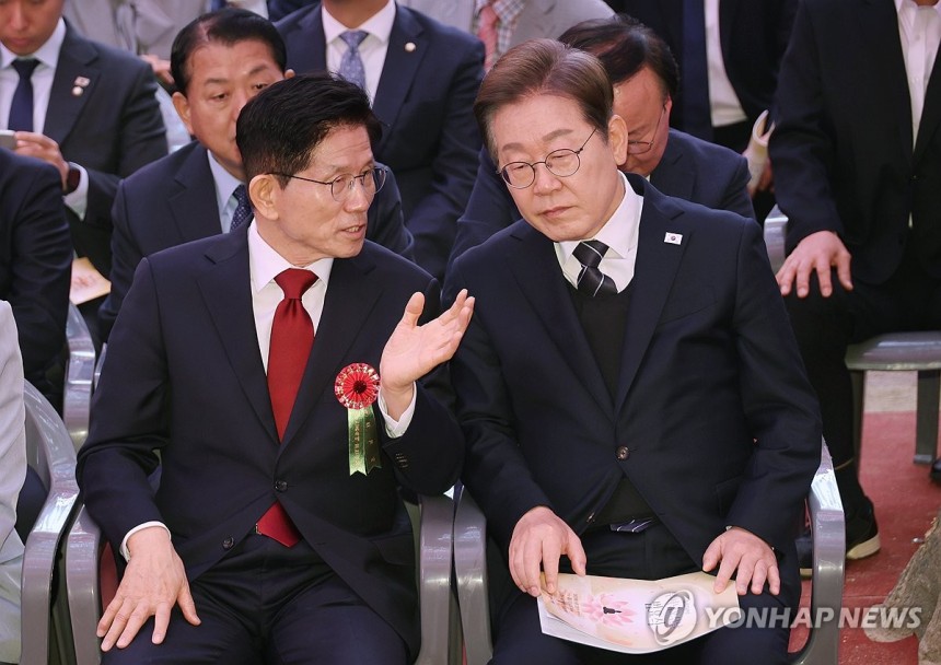 대화하는 이재명-김문수 대선 후보
(서울=연합뉴스) 한상균 기자 = 더불어민주당 이재명 대선 후보(오른쪽)와 국민의힘 김문수 대선 후보가 5일 서울 종로구 조계사에서 열린 불기 2569년 부처님오신날 봉축법요식에 참