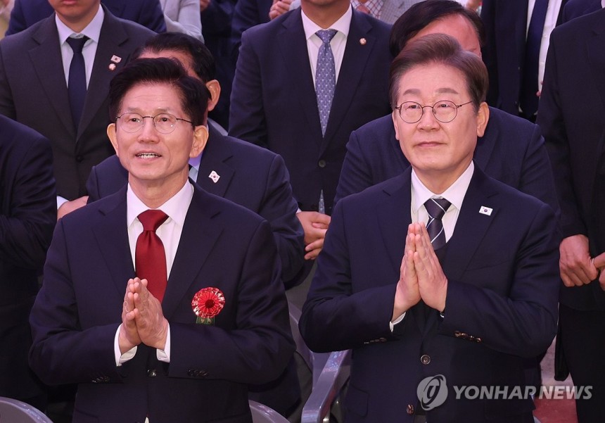 합장하는 이재명-김문수 대선 후보
더불어민주당 이재명 대선 후보(오른쪽)와 국민의힘 김문수 대선 후보가 5월 5일 서울 종로구 조계사에서 열린 불기 2569년 부처님오신날 봉축법요식에서 합장하고 있다. [연합뉴스 자