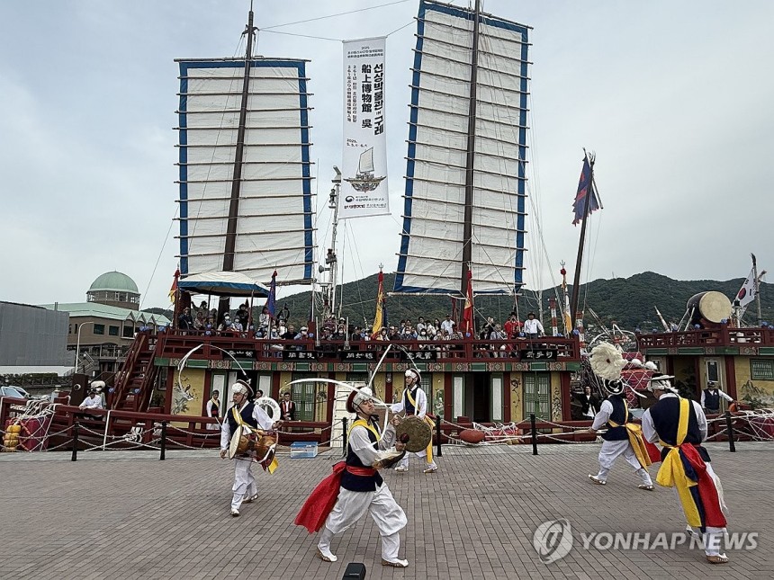 조선통신사선 재현선 입항식 (서울=연합뉴스) 5일 일본 히로시마현의 항구 도시 구레(吳)에서 조선통신사선 재현선을 환영하는 입항행사가 열리고 있다.국립해양유산연구소는 과거 조선통신사가 오가던 뱃길을 재현해 