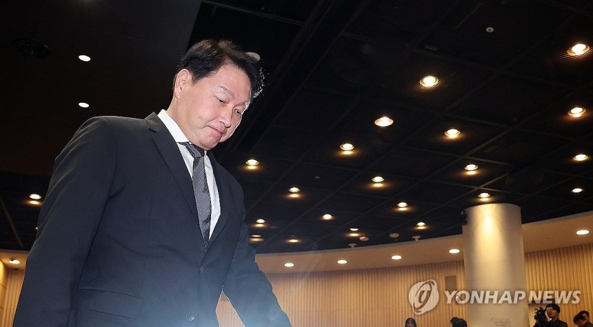 굳은 표정의 최태원 회장
[연합뉴스 자료사진]