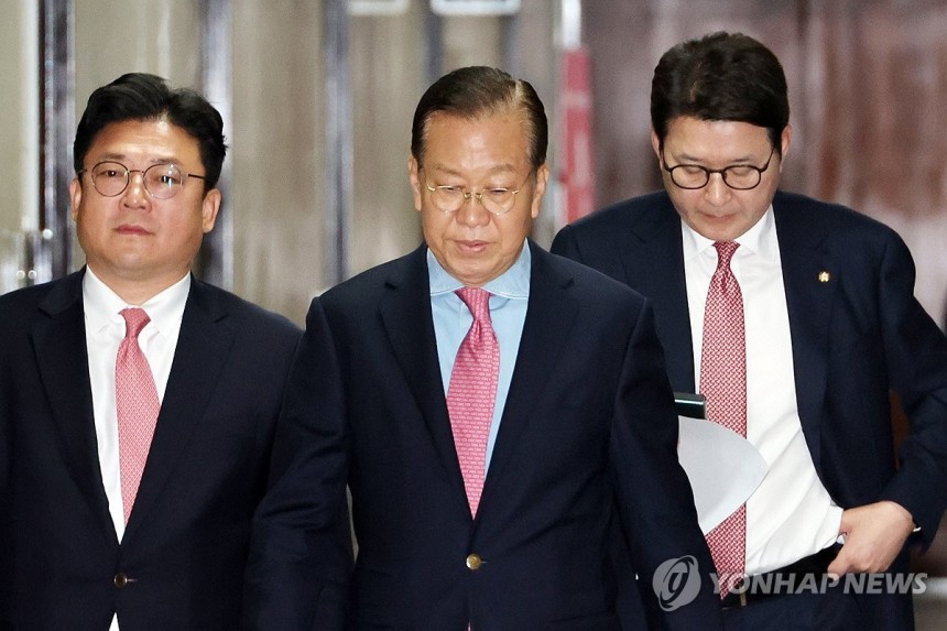 기자회견 나서는 권영세 비대위원장
(서울=연합뉴스) 김주성 기자 = 국민의힘 권영세 비상대책위원장이 10일 서울 여의도 국회에서 사상 초유의 대선 후보 교체에 대한 입장을 밝히기 위해 기자회견 장소로 이동하고 있다.