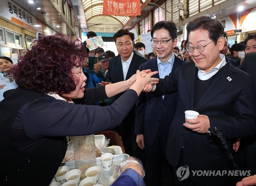 사천읍시장 상인과 인사하는 이재명 후보
(사천=연합뉴스) 김도훈 기자 = 영남 신라벨트 골목골목 경청투어에 나선 더불어민주당 이재명 대선 후보가 10일 경남 사천시 사천읍시장을 찾아 상인들과 인사하고 있다. 2025