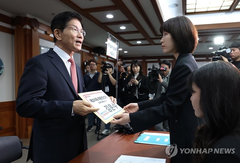 <b>김문수</b>, 선관위 <b>후보</b>등록…"반드시 당선돼 위대한 나라 만들 것"