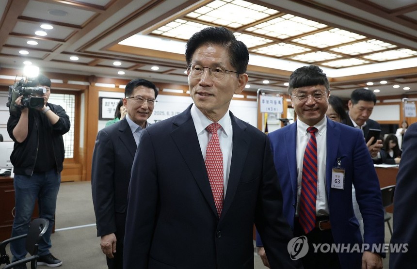 후보 등록한 국민의힘 김문수 대선 후보 (과천=연합뉴스) 박동주 기자 = 국민의힘 김문수 대선 후보가 11일 경기도 과천 중앙선거관리위원회에서 제21대 대통령선거 후보 등록 후 밖으로 나서고 있다.2025.5.11
