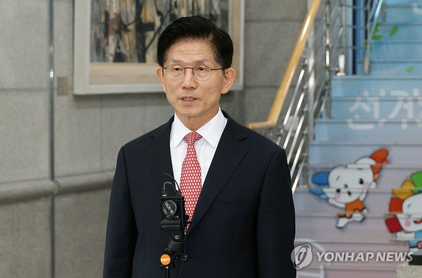 취재진 질문에 답하는 국민의힘 김문수 대선 후보 (과천=연합뉴스) 박동주 기자 = 국민의힘 김문수 대선 후보가 11일 경기도 과천 중앙선거관리위원회에서 제21대 대통령선거 후보 등록 후 취재진 질문에 답하고 있다.
