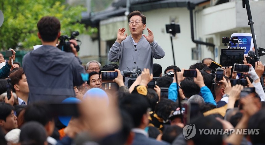 화순에서 연설하는 이재명 후보
(화순=연합뉴스) 김도훈 기자 = 남도문화벨트 골목골목 경청투어에 나선 더불어민주당 이재명 대선 후보가 11일 전남 화순군 화순읍을 방문해 연설을 하고 있다. 2025.5.11 supe