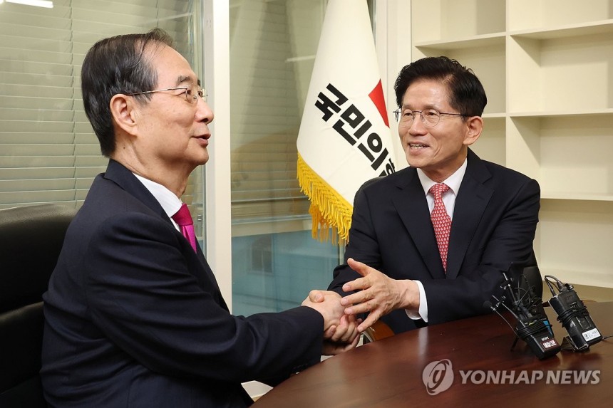 악수하는 김문수-한덕수
(서울=연합뉴스) 박동주 기자 = 국민의힘 김문수 대선 후보와 한덕수 전 국무총리가 11일 국민의힘 당사에서 만나 악수하고 있다. 2025.5.11 [공동취재] pdj6635@yna.co.kr
