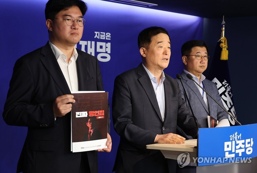 민주당 신속대응단, 김문수 망언집 공개 관련 브리핑
(서울=연합뉴스) 박동주 기자 = 더불어민주당 선대위 신속대응단장 강득구 의원 등이 11일 서울 여의도 당사에서 국민의힘 김문수 대선 후보 망언집 공개 관련 브리핑