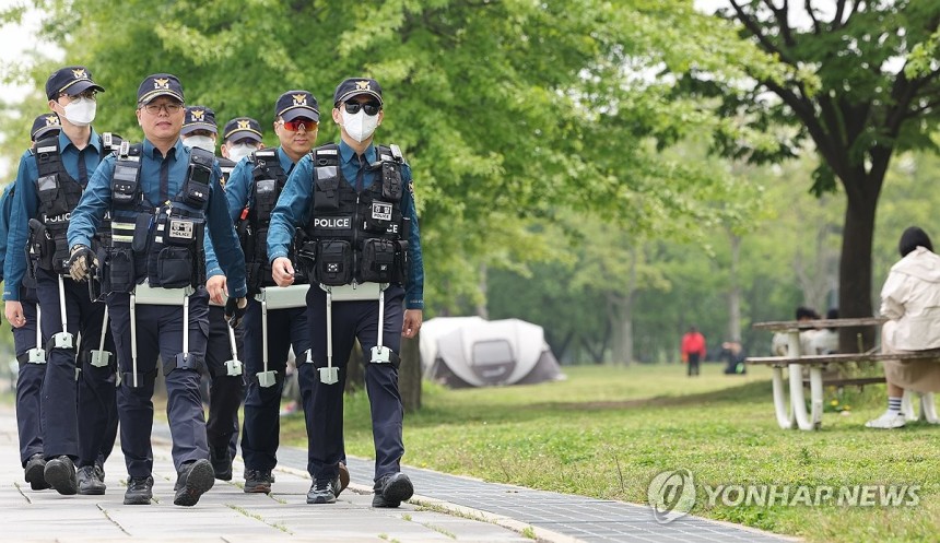 웨어러블 로봇 착용한 경찰 (서울=연합뉴스) 이진욱 기자 = 11일 서울 여의도 한강공원에서 서울경찰청 기동대원들이 웨어러블 로봇을 착용하고 순찰 시연을 하고 있다.웨어러블 로봇 '윔'은 하체근력 보조기능이 있어 