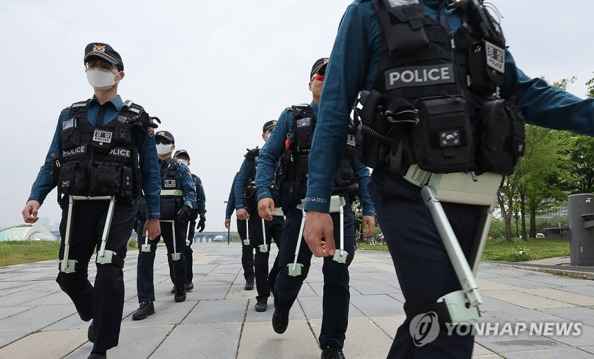 웨어러블 로봇 착용한 경찰
(서울=연합뉴스) 이진욱 기자 = 11일 서울 여의도 한강공원에서 서울경찰청 기동대원들이 웨어러블 로봇을 착용하고 순찰 시연을 하고 있다. 웨어러블 로봇 '윔'은 하체근력 보조기능이 있어 