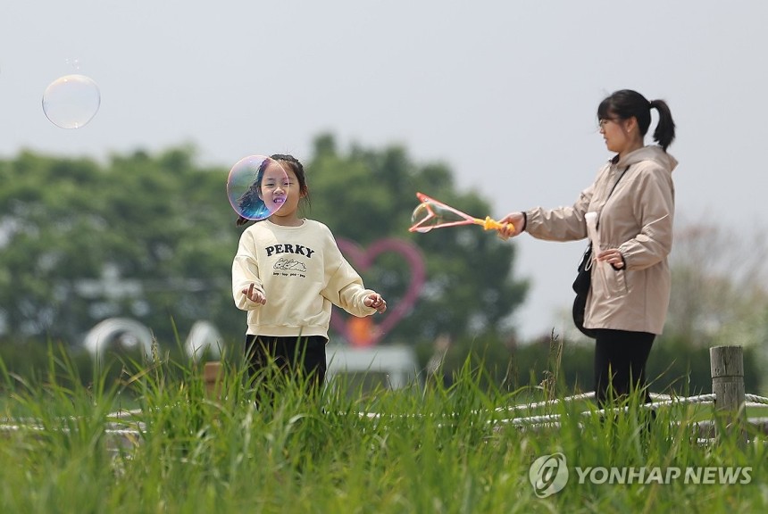 '비눗방울과 함께' (서울=연합뉴스) 김성민 기자 = 구름이 많아 흐린 날씨를 보인 11일 서울 마포구 하늘공원에서 한 아이가 비눗방울 놀이를 하고 있다.2025.5.11 