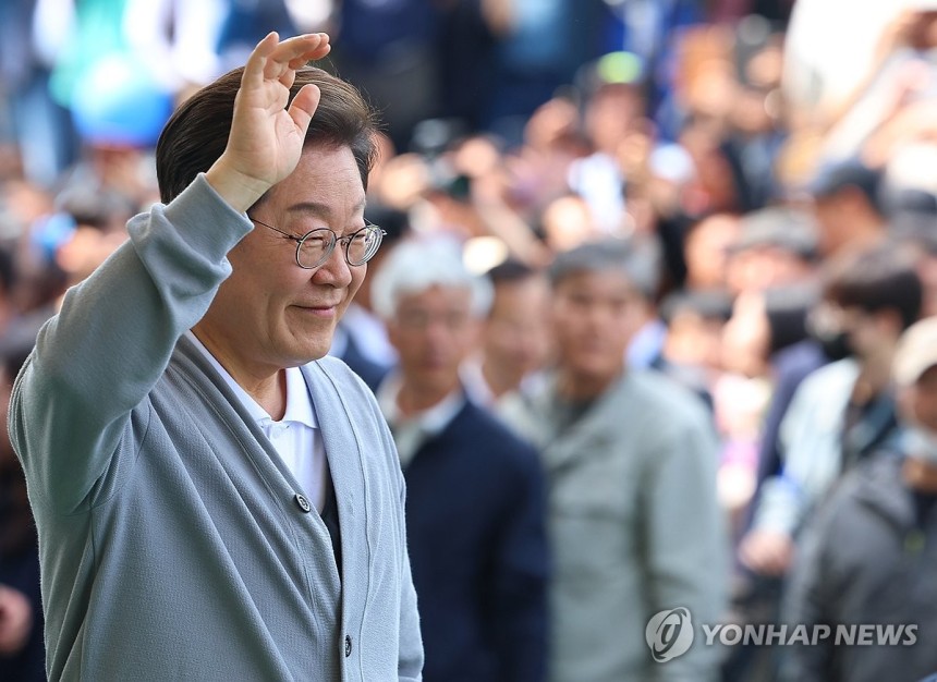 해남 지지자들에게 인사하는 이재명 후보 (해남=연합뉴스) 김도훈 기자 = 남도문화벨트 골목골목 경청투어에 나선 더불어민주당 이재명 대선 후보가 11일 전남 해남군 해남읍 군민광장을 방문해 연설에 앞서 지지자들에게 인