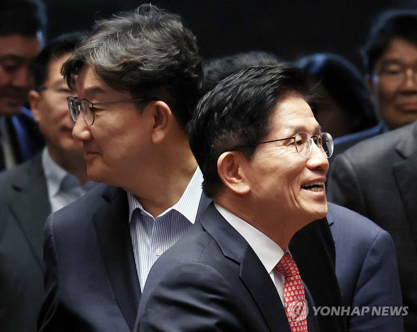 함께 의총 참석한 김문수-권성동
(서울=연합뉴스) 박동주 기자 = 국민의힘 김문수 대선 후보와 권성동 원내대표가 11일 서울 여의도 국회에서 열린 의원총회에 참석하고 있다. 2025.5.11 pdj6635@yna.c