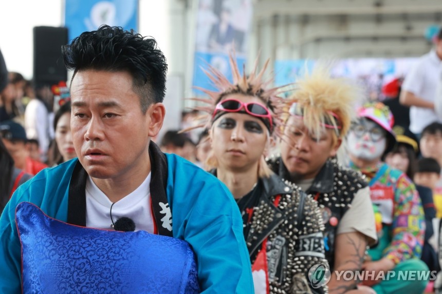 2025 한강 멍때리기 대회
(서울=연합뉴스) 신현우 기자 = 11일 서울 서초구 반포한강공원 잠수교에서 열린 2025 한강 멍때리기 대회에서 참가자들이 멍하니 앉아 있다. 2025.5.11 nowwego@yna.c
