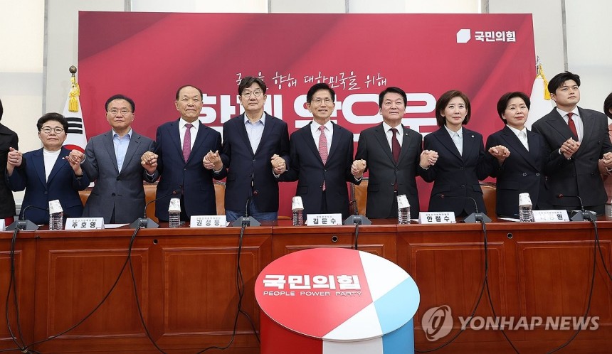 손잡은 국민의힘
(서울=연합뉴스) 박동주 기자 = 국민의힘 김문수 대선 후보가 11일 서울 여의도 국회에서 열린 중앙선거대책위원회 회의에서 권성동 원내대표 등과 기념촬영하고 있다. 2025.5.11 pdj6635@y