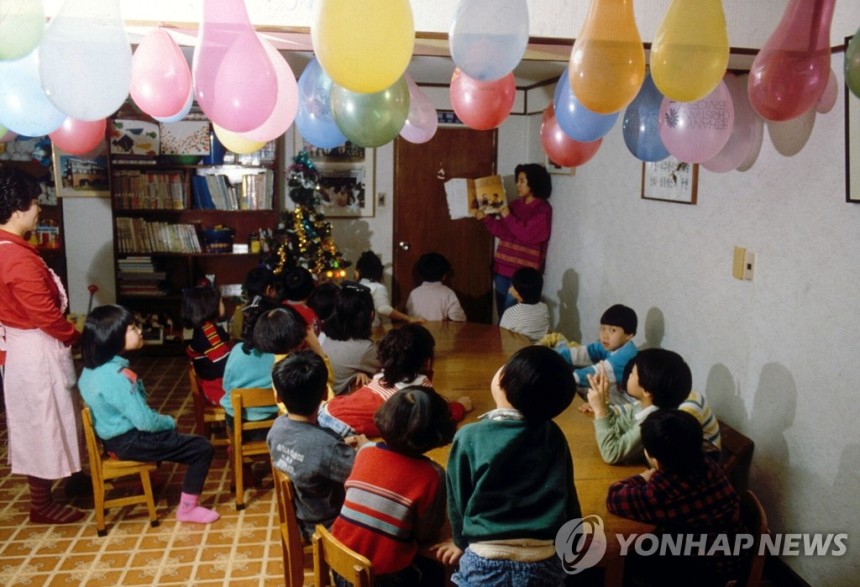 "우리는 어디로 가나요" 1989년 1월 해외로 입양 가기 전 서울 마포구 합정동의 홀트 임시 보호소에서 대기 중인 아이들 [연합뉴스 사진]