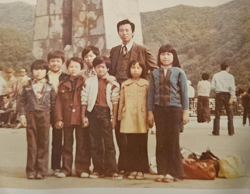 1975년 소양강댐에 함께 간 홍순길 전 성북강북교육지원청 교육장과 강남초 4학년 2반 학생들.[서울시교육청 제공]