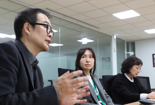 "해외입양인의 고통,정부 책임이 적지 않습니다" 연합뉴스와 인터뷰 중인 이승훈 국장(왼쪽),배진시 대표(가운데),권희정 소장(오른쪽) [진성철 기자 촬영]