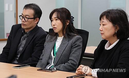 3명의 인터뷰이들 왼쪽부터 이승훈 몽테뉴해외입양연대 사무국장,배진시 이 단체 대표,권희정 미혼모아카이빙과권익옹호연구소장