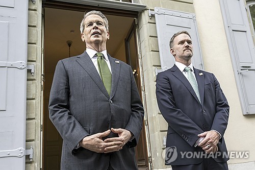 스콧 베선트 미국 재무장관(왼쪽)과 제이미슨 그리어 미무역대표부(USTR) 대표
[제네바 AP=연합뉴스. 재판매 및 DB 금지]