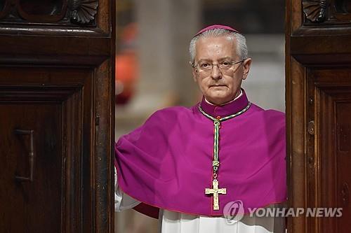 투표장 문 닫는 디에고 라벨리 대주교 [Vatican Media/EPA 연합뉴스.재판매 및 DB 금지]