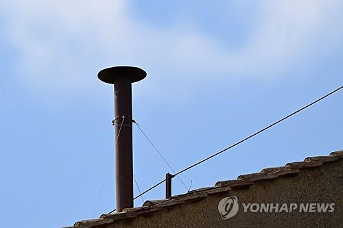 교황 선출 여부를 알리는 교황청의 굴뚝 [연합뉴스 자료사진]