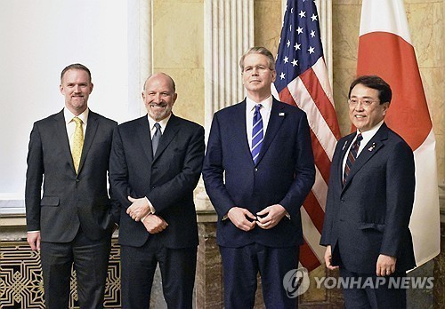 미일 2차 관세 협상 (워싱턴 교도=연합뉴스) 지난 1일(현지시간) 미국 워싱턴DC에서 열린 미국과 일본 간 2차 관세 협상에서 양국 참가자들이 기념 촬영에 응하고 있다.
